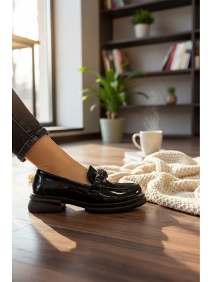 Enoch Kadın Rugan Dokulu Zincir Detaylı Maskülen Comfort Loafer