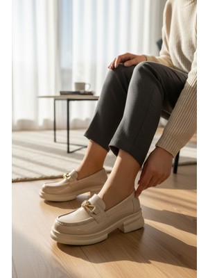 Enoch Kadın Füme Zincir Aksesuarlı Rugan Dokulu Comfort Taban Loafer