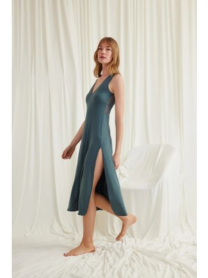 Marsilyan-  Yakası ve Sırtı Dekolteli Dantelli Yırtmaçlı Gecelik