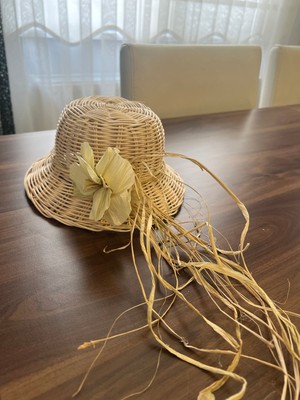 Aktar El Yapımı Rattan Şapka Dekoratif – Doğal Hasır Kadın Yaz Şapkası Çiçek Detaylı Bohem Stil