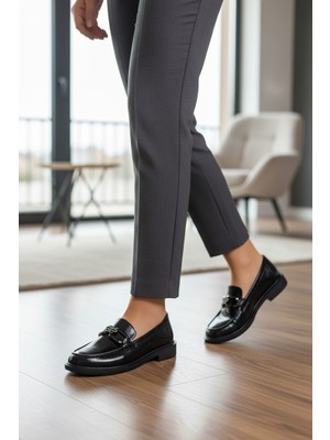 Enoch Kadın Füme Zincir Aksesuarlı Rugan Dokulu Klasik Comfort Loafer