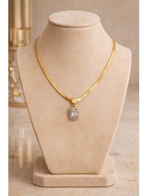 Allivo Altın Renk Baget Taş Detaylı Çelik Kolye