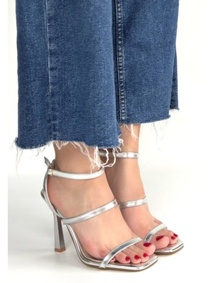 Alfaze Gümüş Rugan Bilekten Kemerli Topuklu Ayakkabı Topuk Boyu 10 cm