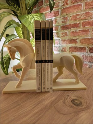 Dekoratif At Figürlü Kitap Tutucu – Mermer Görünümlü Bej Kitap Desteği (21 Cm)