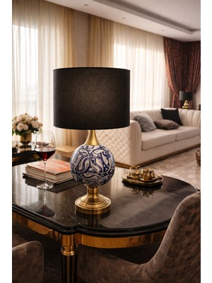 Vinner Luxury Pirinç Seramik Abajur 50 cm – El Yapımı Lacivert Desenli, Siyah Şapkalı Masa Lambası