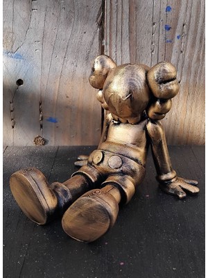 3D Layer Craft Kaws Holiday Oturan Figür Altın Renk Eskitme