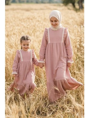 Betül Akbay Kız Çocuk Tesettür Elbise – Masal Model Fistolu Müslin Tam Boy Pudra