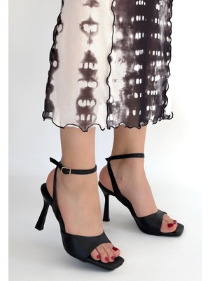 Alfaze Siyah Cilt Bilekten Kemerli Zarif Ince Topuklu Ayakkabı Topuk Boyu 8 cm