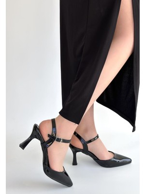 Alfaze Siyah Rugan Sivri Burun Kemerli Topuklu Ayakkabı Topuk Boyu 7,5 cm