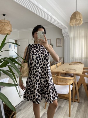 Bizcomoda Kadın Kolsuz Sırttan Bağlamalı Fırfırlı Leopar Desenli Süprem Elbise