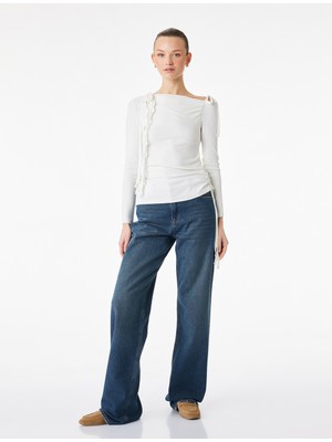 Koton Slim Fit Fırfırlı Gül Aplike Detaylı Büzgülü Uzun Kollu Kayık Yaka Bluz