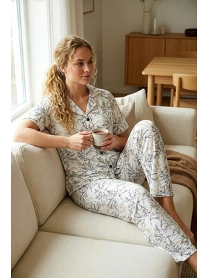 Pijamoni Kadın Önden Düğmeli Milan Kumaş Gömlek Yaka Desenli Beyaz Pijama Takımı