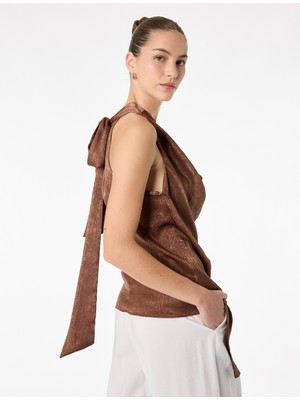 Koton Asimetrik Kesim Kolsuz Sırtı Bağcıklı Saten Degaje Yaka Bluz