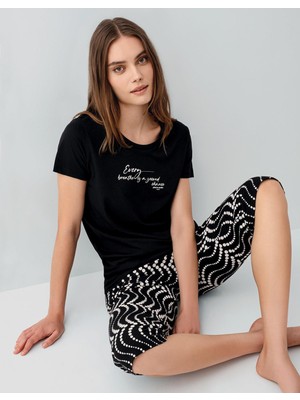Pierre Cardin Kadın Baskılı Kapri Pijama Takımı – %50 Pamuk %50 Modal, Kısa Kollu Üst & Desenli Kapri Alt, Rahat Kalıp, Büyük Beden Seçenekli