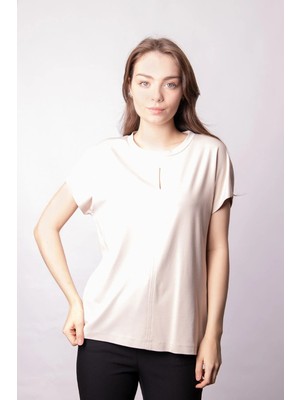 Jument Kadın İpeksi Yumuşak Kumaş Geniş Sıfır Yaka Önü Pencereli Yanları Yırtmaçlı Tshirt Bluz-Bej