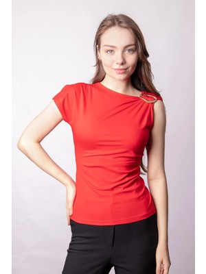 Jument Kadın Likralı Hafif Parlak Kumaş Kayık Yaka Tek Omuzu Düşük Aksesuarlı Pileli Body Bluz-Kırmızı