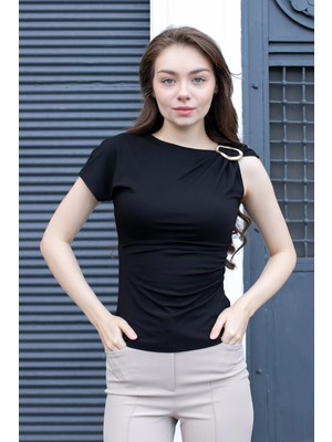 Jument Kadın Likralı Hafif Parlak Kumaş Kayık Yaka Tek Omuzu Düşük Aksesuarlı Pileli Body Bluz-Siyah