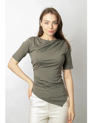 Jument Kadın Likralı Hafif Parlak Kumaş Kayık Yaka Pileli Asimetrik Dirsek Üstü Kol Body Bluz-Haki