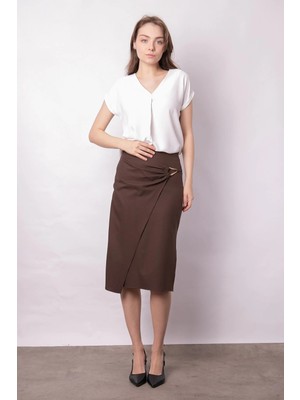 Jument Kadın Hafif Likralı Kumaş Kruvaze Aksesuarlı Yan Derin Yırtmaçlı Diz Altı Kalem Etek-Kahve