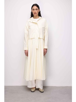 Mizalle Özel Tasarım Piliseli Ekru Trençkot