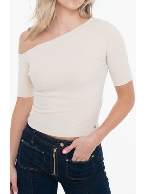 Guess Kadın Cris Tek Omuz T-Shirt - Beyaz