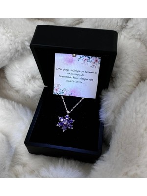 Işıklı Kutuda Yıldız Çiçeği Kolye