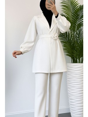 Modamorfo Kemeri Gül Detaylı Kruvaze Yaka Ceket Pantolon Takım    -Beyaz