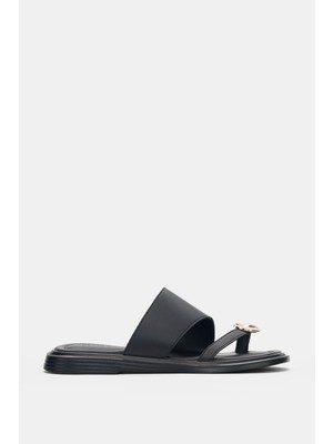 Selin Shoes Zenira Düz Taban Parmak Arası Gold Aksesuar Detaylı Kadın Terlik- Siyah