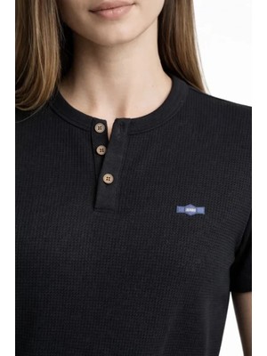 MiraLive Miray- Waffle Dokulu Likralı Henley Yaka Düğmeli Regular Kısa Kollu T-Shirt - Siyah