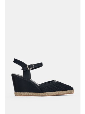 Selin Shoes Veloura Bilek Ayarlanabilir Toka ve Örgü Detay Sivri Burun Hasır Kadın Topuklu Ayakkabı- Siyah