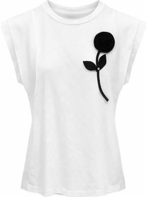 On Fashion Kadın Omuzda Tül Çiçek Detaylı Bluz - Beyaz