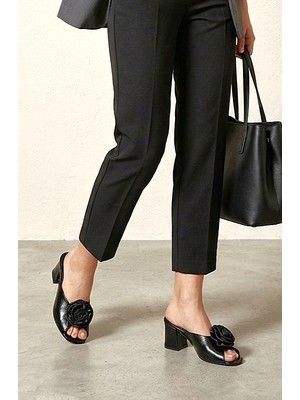 Gökhan Talay Rosette Esnek Yumuşak Kaymaz Taban (4 Cm) Siyah Rugan El Yapımı Gül Detaylı Açık Lastikli Kadın Kalın Topuklu Ayakkabı