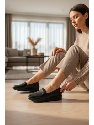 Enoch Hakiki Deri Lazer Motifli ve Metal Amblem Detaylı Ortopedik Comfort Babet