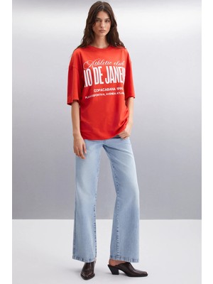 Grimelange ETHIQUET MALIKA Kadın %100 Organik Pamuklu Şehir Tema Baskılı Oversize Bisiklet Yaka Kırmızı T-Shirt