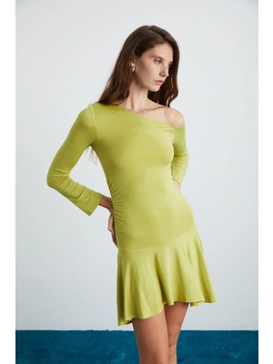 Ethiquet GLENIS Kadın Viskon Likralı Kayık Yaka Vücüda oturan Eteği Kloş ve Asimetrik Yeşil Elbise