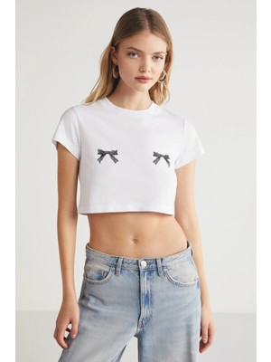Ethiquet KRIM Kadın Kurdele Baskı Detaylı %100 Organik Pamuklu Bisiklet Yaka Crop Beyaz T-Shirt