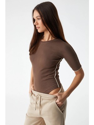 Ethiquet MOGSUS Kadın Slim İnce Bisiklet Yaka Kısa Kol Çıtçıtlı Kahverengi Body