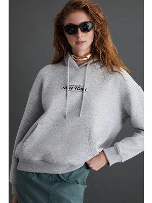 Grimelange ETHIQUET CHARGELLE Kadın Organik Pamuk Şardonlu Regular Şehir Temalı Baskılı Kapüşonlu Grimelanj Sweatshirt