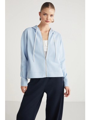 Grimelange ETHIQUET Aıtana Kadın Relaxed Kapüşonlu Fermuarlı Sırt Baskı Detaylı Açık Mavi Sweatshirt
