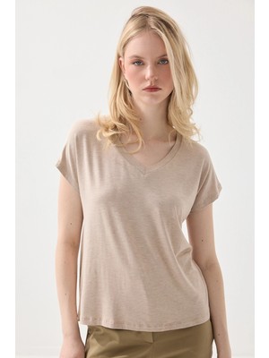 Gusto V Yaka Melanjlı Bambu Tshirt - Bej