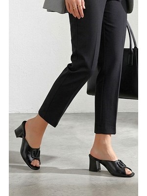 Gökhan Talay Nayara Esnek Yumuşak Kaymaz Taban (4 Cm) Siyah Rugan Mat V Toka Açık Lastikli Kadın Kalın Topuklu Ayakkabı