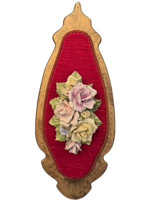TT Ahşap Çerçevesinde Porselen Çiçeklerden Oluşan Capodimonte Duvar Süsü - 40 cm Boyunda