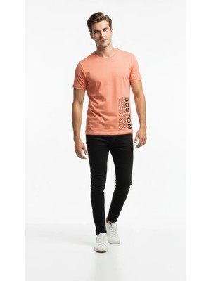 Urban Boston Dikey Baskı Erkek Tişört – Slim Fit, Sokak Stili Günlük T-Shirt