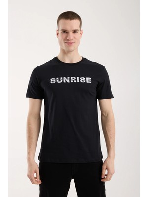 Sunrise Urban Yazı Baskılı Erkek Tişört – Günlük Sportif Stil