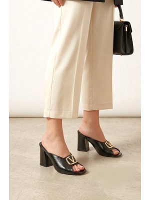 Gökhan Talay Soraya Esnek Yumuşak Kaymaz Taban (8 Cm) Siyah Rugan V Toka Açık Lastikli Kadın Kalın Topuklu Ayakkabı