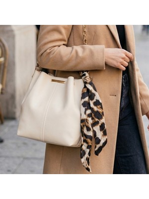 urfakent bilişim ve medya danışmanlık Leopar Desenli Fular Detaylı Krem Rengi Çanta