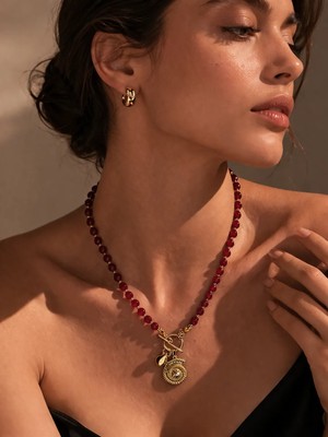 Solare Accessories Bordo Kristal Taşlı Altın Kaplama Salyangoz Figürlü  Kolye