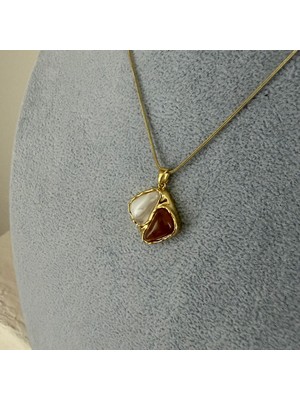 Marem Kahverengi Beyaz Taş Detaylı Altın Renk Çelik Kolye