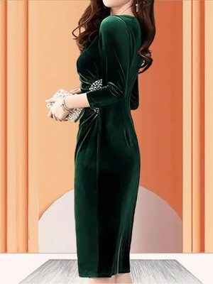 Zenvia Kadın Uzun Kollu Yakası Açık Yanlardan Büzgülü Taş Detaylı Midi Kadife Elbise