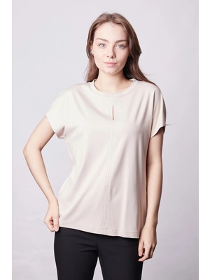 Jument Kadın İpeksi Yumuşak Kumaş Geniş Sıfır Yaka Önü Pencereli Yanları Yırtmaçlı Tshirt Bluz-Bej